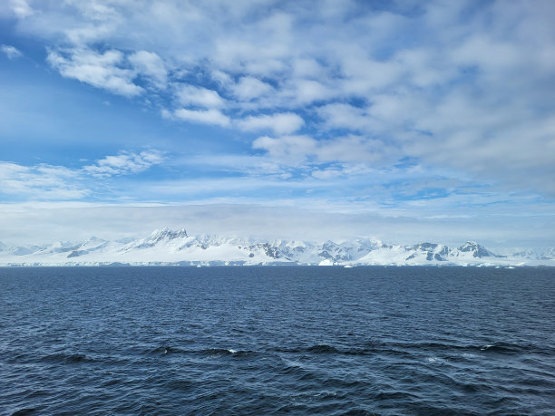 南极大陆令人惊叹的景观，有白色和蓝色的冰山，倒影，天堂湾图片下载