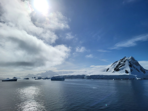 南极大陆令人惊叹的景观，有白色和蓝色的冰山，倒影，天堂湾图片下载