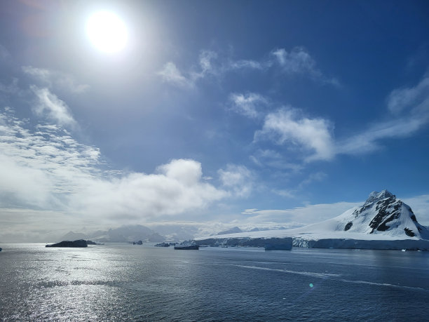 南极大陆令人惊叹的景观，有白色和蓝色的冰山，倒影，天堂湾图片下载