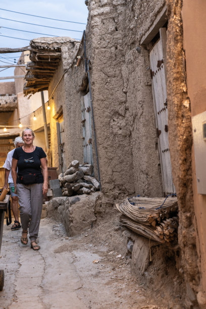 游客在尼兹瓦市场的老城区图片下载