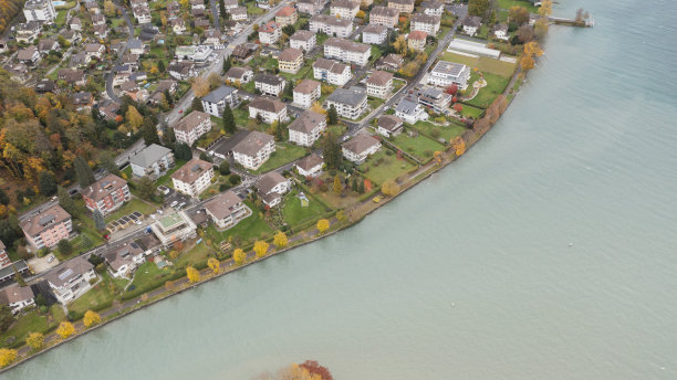 瑞士伯尔尼图恩，天空映衬下的城镇鸟瞰图图片下载