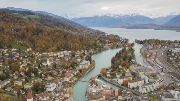 瑞士伯尔尼图恩，天空映衬下的城镇鸟瞰图图片下载