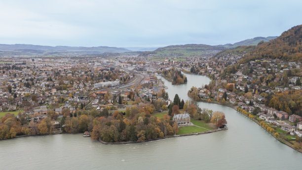 瑞士伯尔尼图恩，天空映衬下的城镇鸟瞰图图片下载