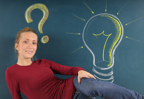 黑板上有问号和电灯泡的年轻女子图片下载