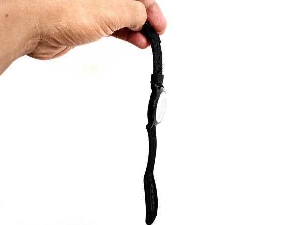 照片的概念是一只手拿着一块手表，背景是白色的图片下载