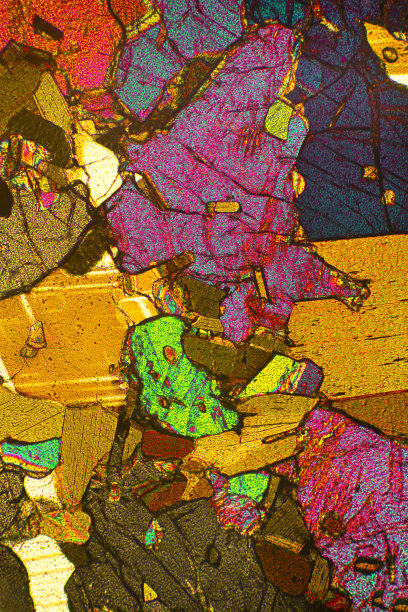 正辉石岩的抽象显微照片，艺术在科学中的一个例子。图片下载