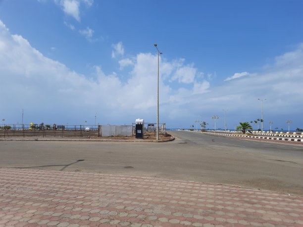 秋日海滨城市，海边附近的走道、公园和沥青路，天空晴朗图片下载