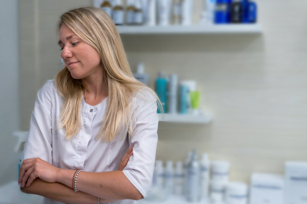 美容师在柜子里图片下载