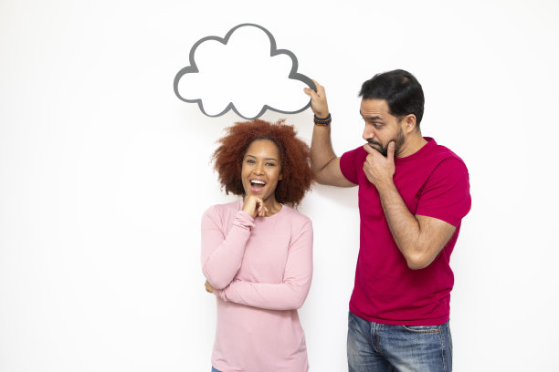 一对思想泡泡的男女夫妇图片下载