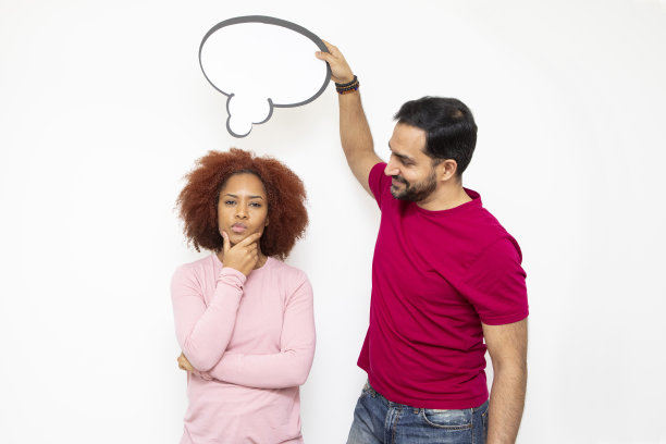 一对思想泡泡的男女夫妇图片下载
