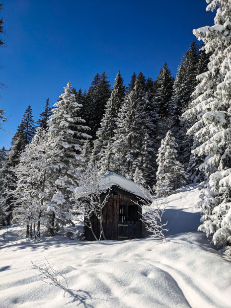 格拉鲁斯山脉的雪山。美丽的山景。是在一次滑雪旅行中发现的。高质量的照片。Skimo图片下载
