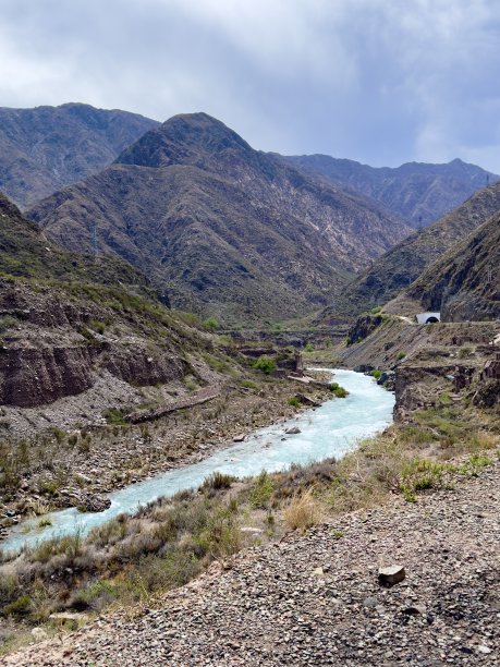 穿过阿根廷山脉的冰川河图片下载