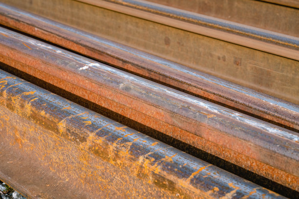 砾石地上生锈的铁轨，近景照片图片下载