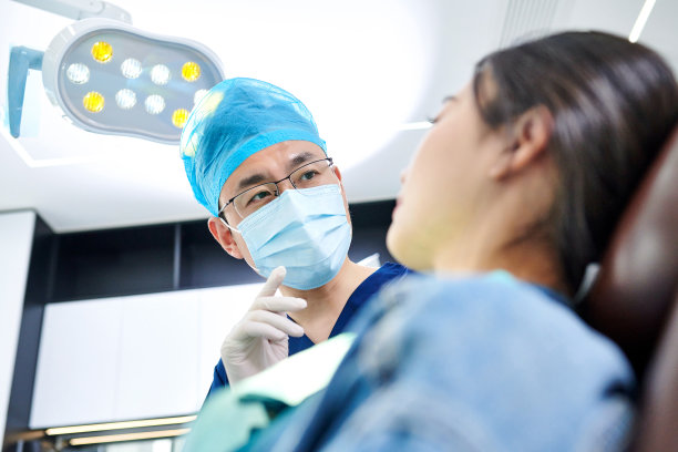 牙医为女病人检查牙齿图片下载