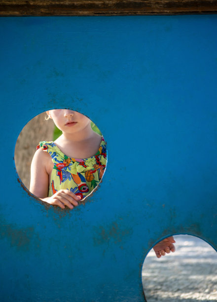 《隐藏与情感:女孩发现游戏世界图片下载