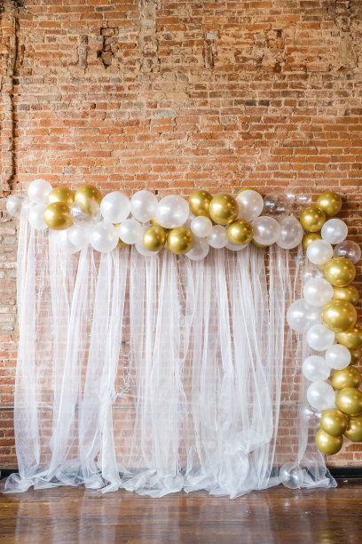 白色和金色气球拱门照片背景图片下载