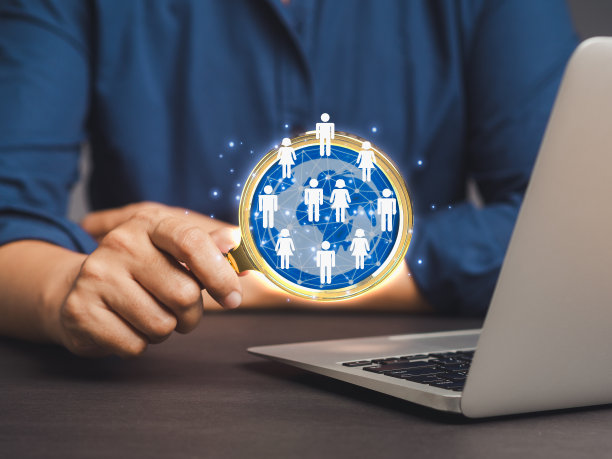 商人拿着放大镜观察员工的团队合作。图片下载