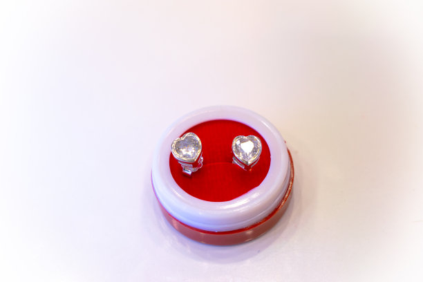 一枚戒指装在白底盒子里的照片。银、金、铂金、时尚、链条、珠宝、女孩、女人、印度、亚洲、价格、下跌、股票、市场、象征、爱情、礼物、订婚。图片下载