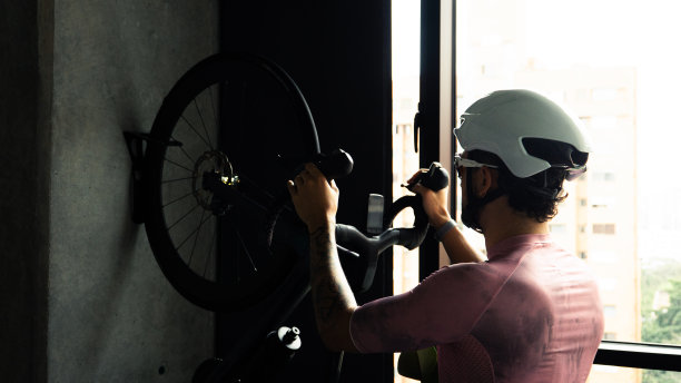 职业自行车手把他的自行车从墙上拿下来图片下载