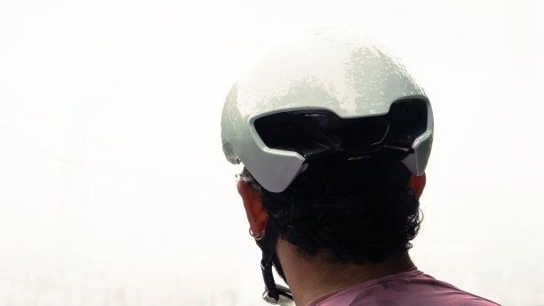 骑自行车的人欣赏风景的照片图片下载