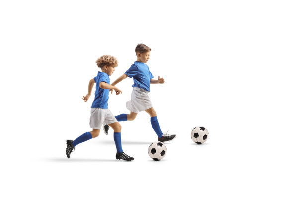 男孩们带着足球奔跑的全长侧面照片图片下载