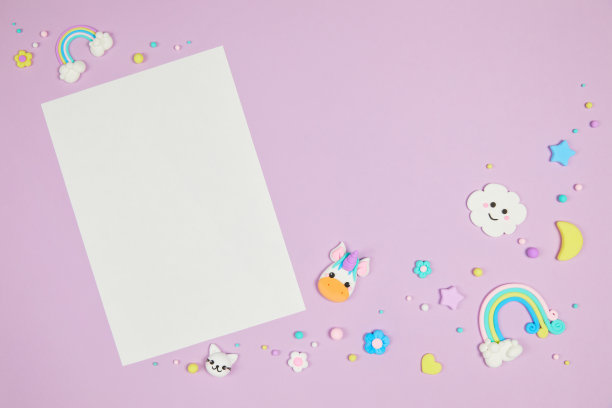 空白的白色卡片在柔和的紫色背景与卡哇伊卡通动物图片下载