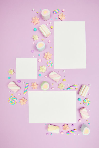 一套三张空白的白色卡片在紫色卡哇伊背景与糖果图片下载