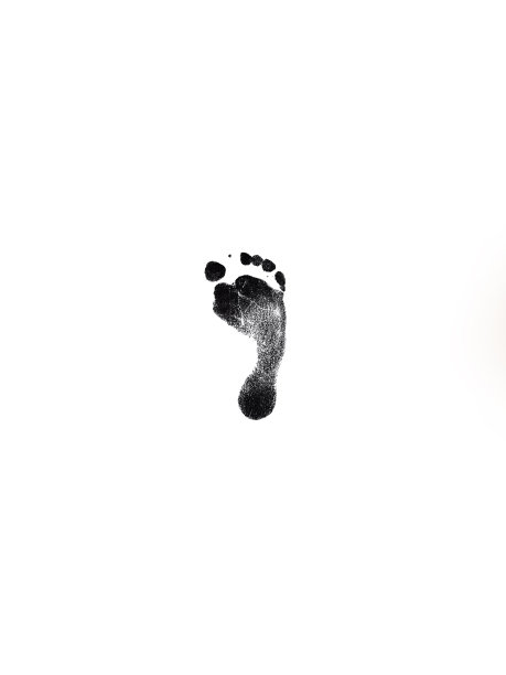 孩子小脚上的墨迹。黑色，婴儿的脚趾，新生儿的脚绘制脚印。白色背景，无背景图片下载