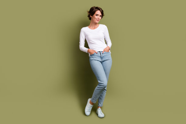 有吸引力的年轻模特女士摆广告新衣服购物的全长照片孤立的卡其绿色背景图片下载