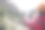 一个戴着帽子的女人拍了一张山和河的照片图片下载