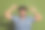 照片中震惊的滑稽男子穿着印花衬衫，拿着头发卷发孤立的绿色背景图片下载