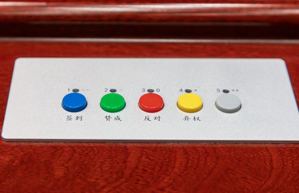 桌上有电子投票装置图片下载