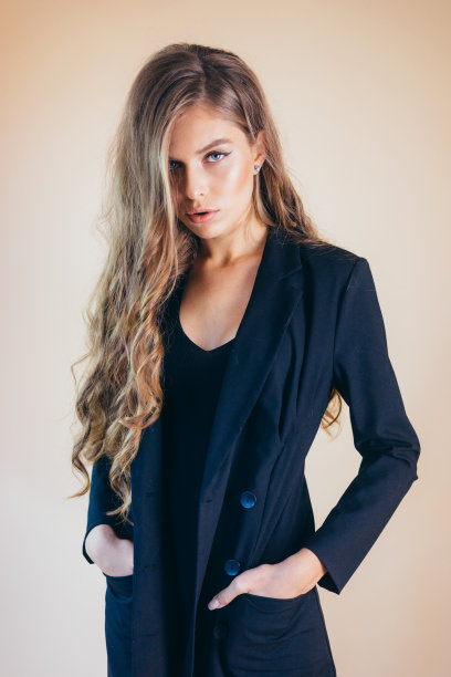 漂亮的女孩，长头发，化着妆，穿着黑色外套图片下载