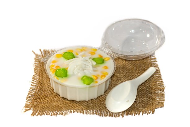 甜点椰子果冻香甜可口，放在麻袋上，顶部是椰子。图片下载