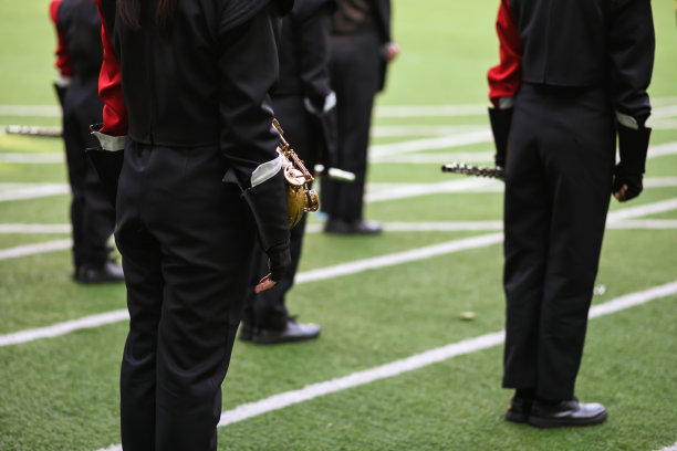 学生铜管乐队在学校绿地准备演奏音乐图片下载