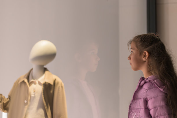 小女孩在看商店橱窗图片下载