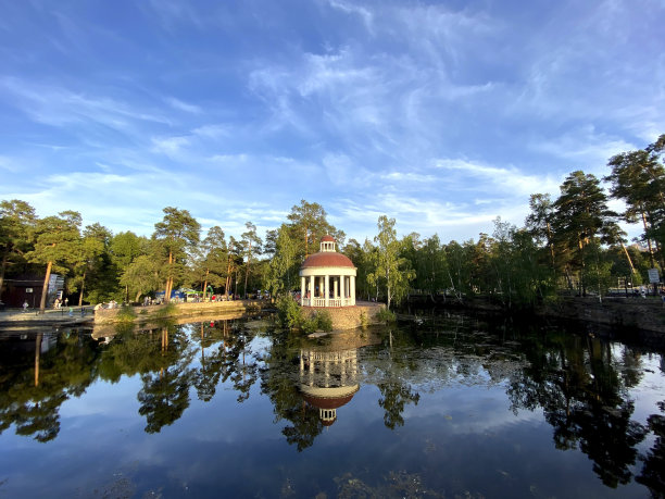 公园的亭子，照片的特写图片下载