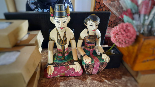 爪哇新娘和新郎的微型或雕像，供餐桌展示。爪哇式细致入微的房间装饰。传统的爪哇婚礼，印度尼西亚。图片下载