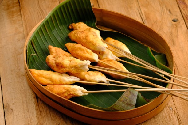 Sempolan是一种油炸食品，由鸡肉、鱼或虾混合木薯粉和香料制成。放在木桌上的木制砧板上。印尼的食物。图片下载