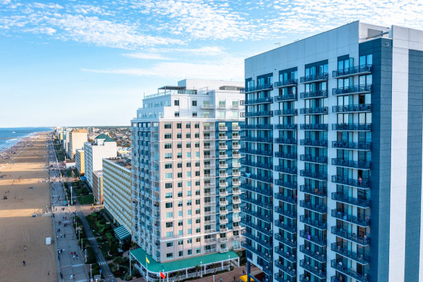 鸟瞰酒店和公寓在弗吉尼亚海滩海滨与海滩上的人图片下载