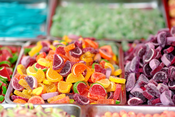 商店里出售各种颜色的软糖、果冻、太妃糖、软糖、焦糖和巧克力糖。各种各样的彩色糖果作为食物背景。彩色纹理。图片下载