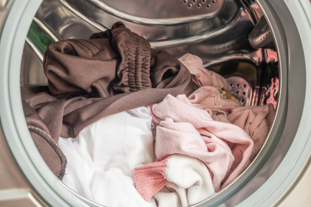 洗衣机装满了衣服图片下载