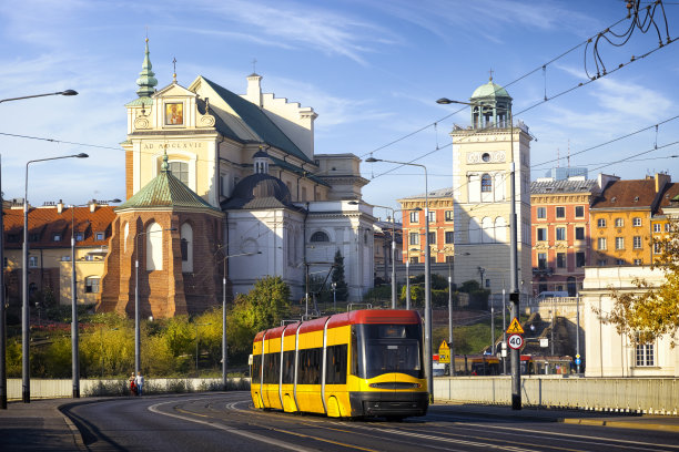 波兰的假日——早上华沙老城广场下的团结大道上的交通图片下载