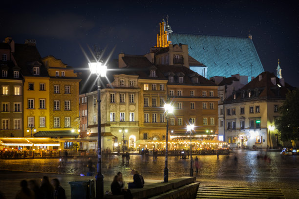 在波兰度假-城堡广场华沙老城的夜晚图片下载