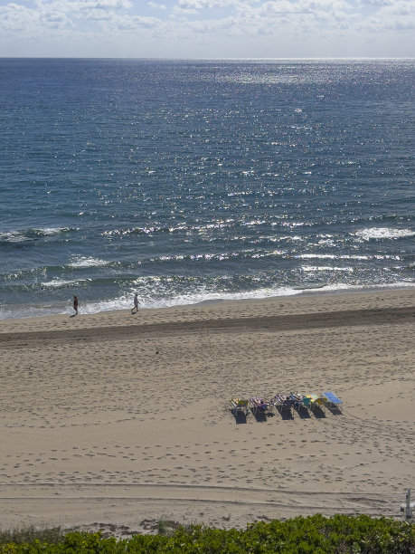 沙滩上人们坐在躺椅上的高角度照片图片下载