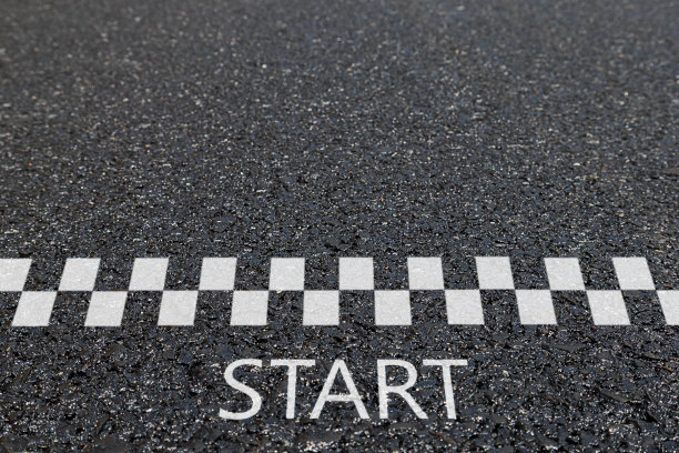 柏油路用白色起始线标记，混凝土路面，纹理。图案与颗粒结构，grunge石背景。图片下载