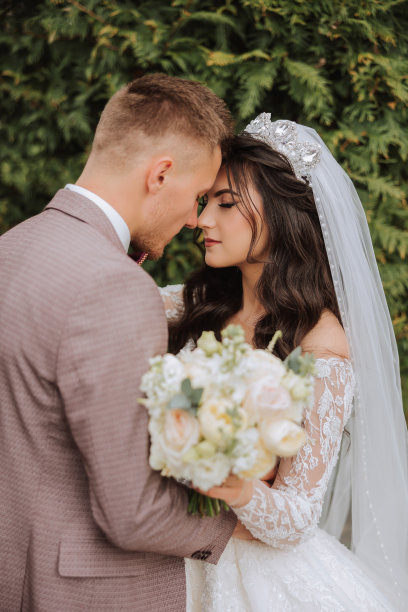 的婚礼。爱与新人在花园举行婚礼。庆祝仪式和承诺。保存日期。信任。新娘和新郎拥抱。微笑和爱。幸福和爱的新娘和新郎的照片。图片下载