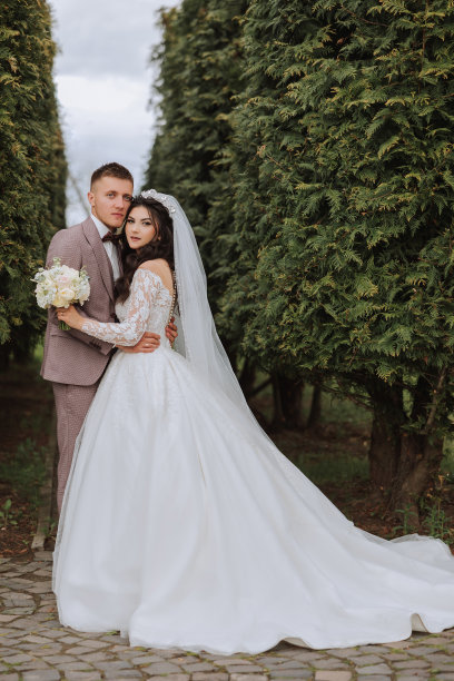 的婚礼。爱与新人在花园举行婚礼。庆祝仪式和承诺。保存日期。信任。新娘和新郎拥抱。微笑和爱。幸福和爱的新娘和新郎的照片。图片下载