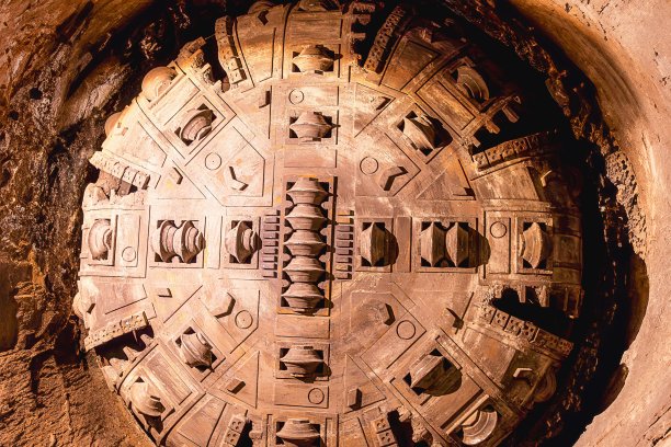 隧道施工中使用的大型钻头图片下载