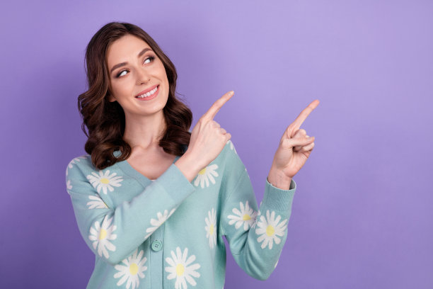 照片中的年轻顾客在美容院指着推荐香水精品广告孤立的紫色背景图片下载